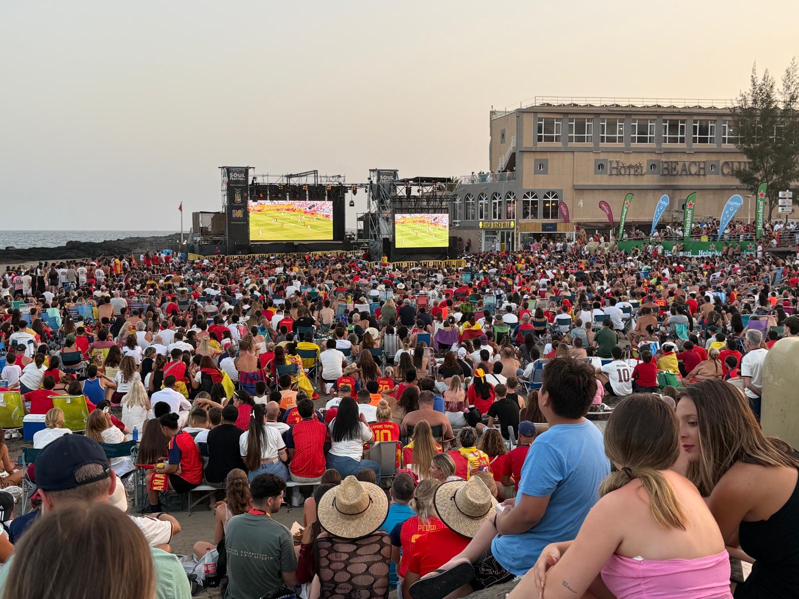 20260720_Los aficionados coparon la Playa de San Agustín.jpg